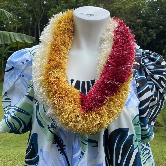 Hand Made Red/Cream/Gold Eyelash Yarn Lei Class of 2023 Graduation Celebration - Picture 9 of 15